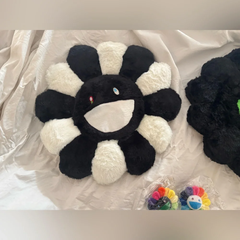 Takashi Murakami 🌈 Flower Plush Bundle - Picture 2 of 5